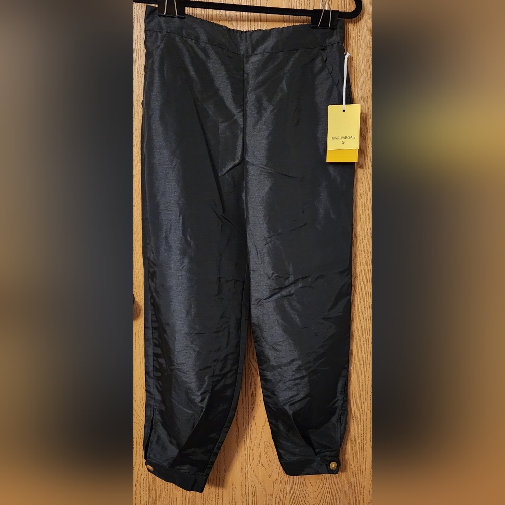 Medium NWT Black Cropped Ankle Pants by Kika Vargas